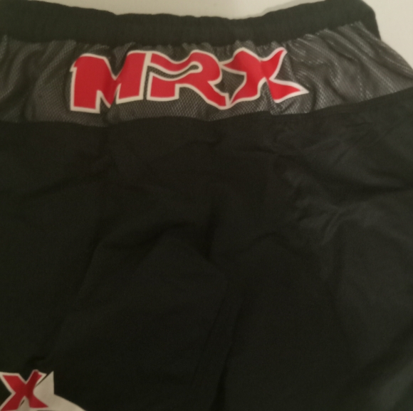 Mens Mrk kick boxing shorts size XXL black and red - Picture 3 of 4